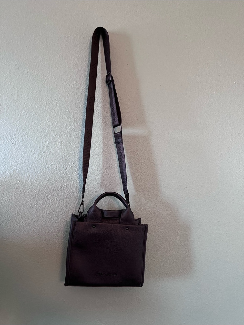 Betsey Johnson Black Crossbody Tote Bag with Pink Skull Graphic - Picture 2 of 2